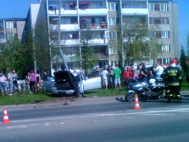 W sobotę kierowca audi skończył swoją jazdę wbijając się w słup oświetleniowy przy tarnobrzeskiej ulicy Kazimierza Wielkiego.