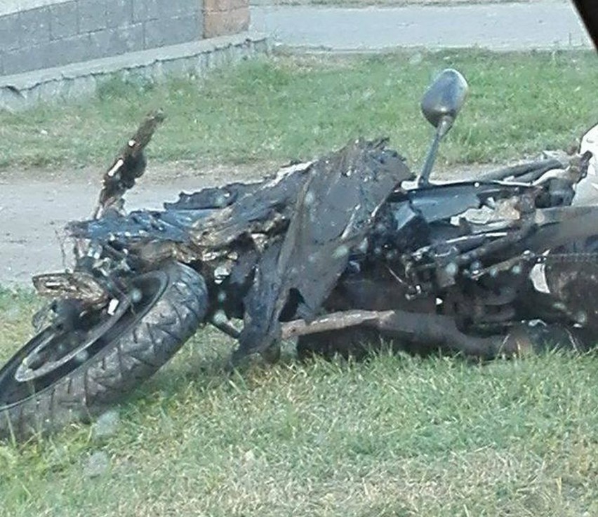 Radom. Spalony motocykl i rozbite auto po wypadku na ulicy...