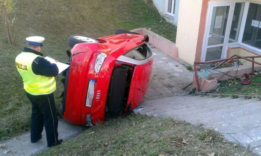 Audi A1 spadło ze skarpy w Kaliszu