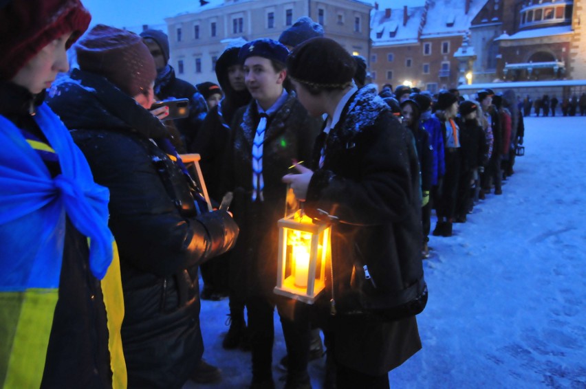 Harcerze podzielili się Betlejemskim Światłem Pokoju z mieszkańcami Krakowa 