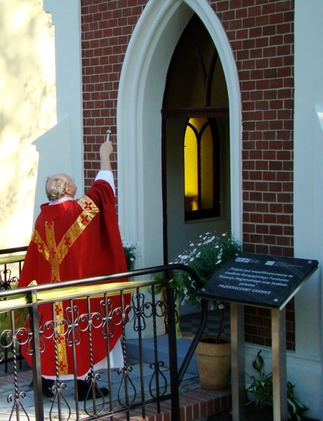 Na uroczystej mszy świętej kapliczkę poświęcił ksiądz dziekan Herman Mandok z parafii św. Floriana w Maciowakrzach.