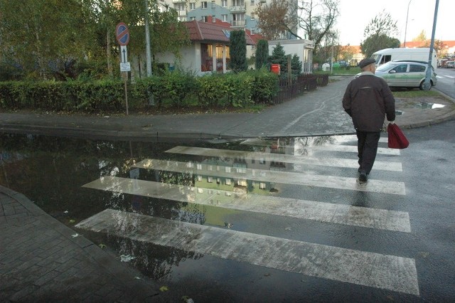 Kałuża na przejściu dla pieszych stoi nawet wtedy, gdy już nie pada deszcz