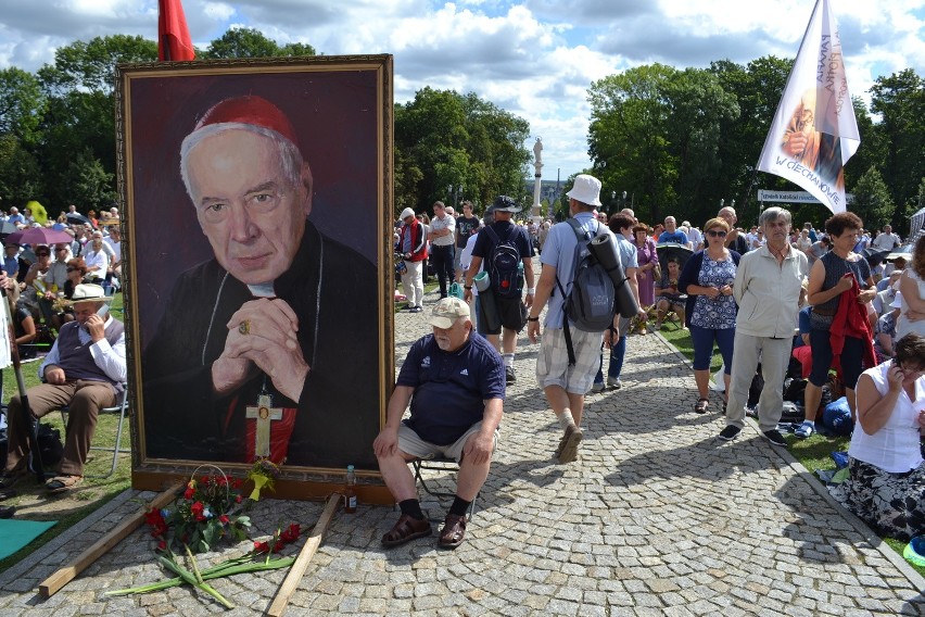 Pielgrzymi wzięli udział we mszy i uroczystościach...