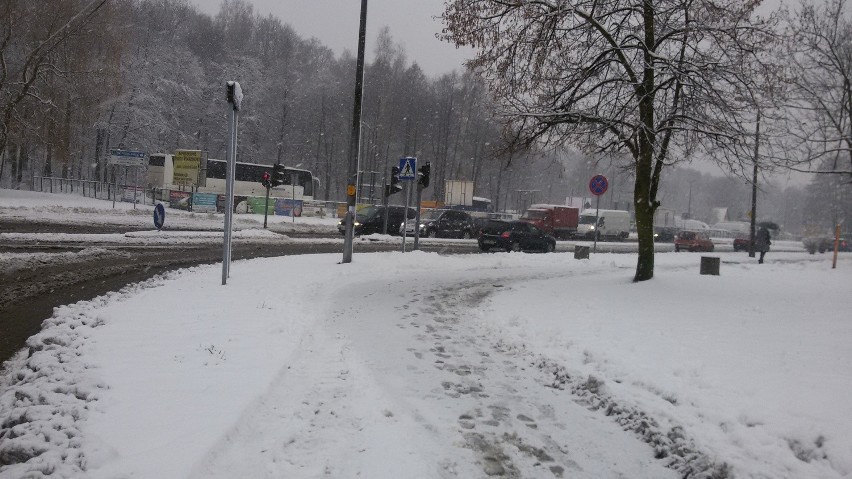 Jastrzębie: Śliska nawierzchnia, miasto zasypane śniegiem