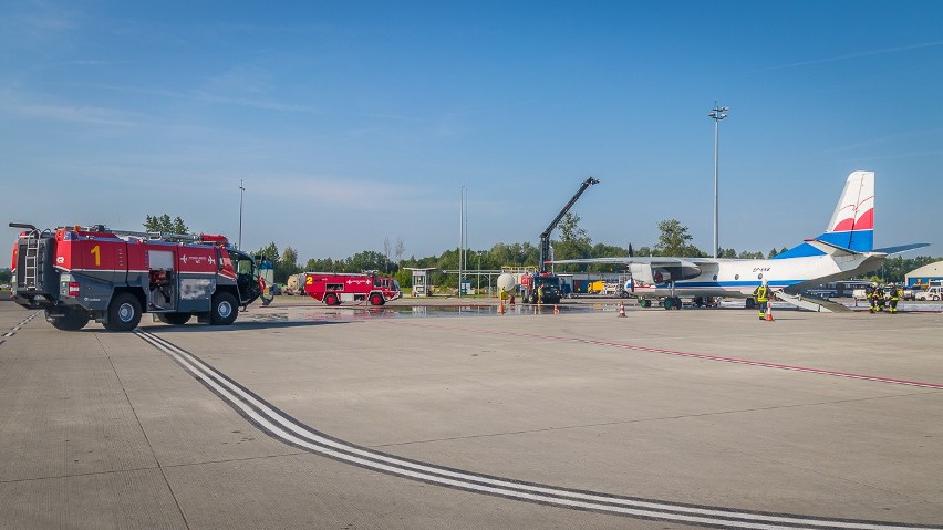 Akcja samolot: ćwiczenia na lotnisku w Pyrzowicach 10...
