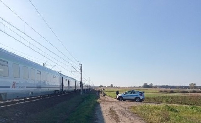 Wypadek na przejeździe kolejowym pod Kutnem. Zmarł mieszkaniec powiatu łęczyckiego