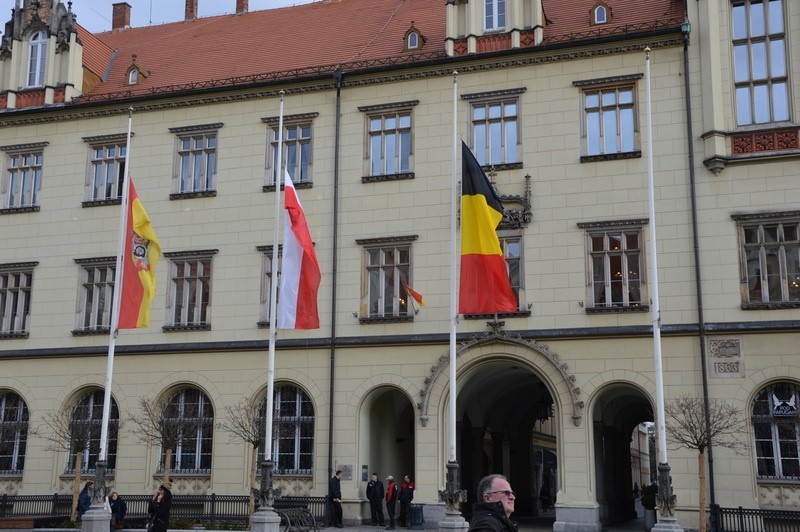 Wrocław solidarny z Brukselą. Flagi do połowy masztu