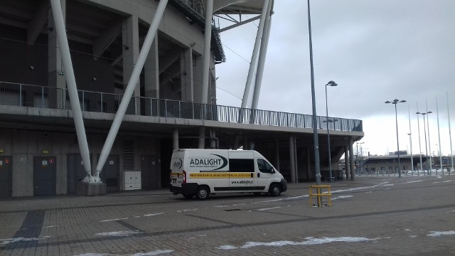 Samochód firmy Ada Light z Gostynina na stadionie przy al. Unii.