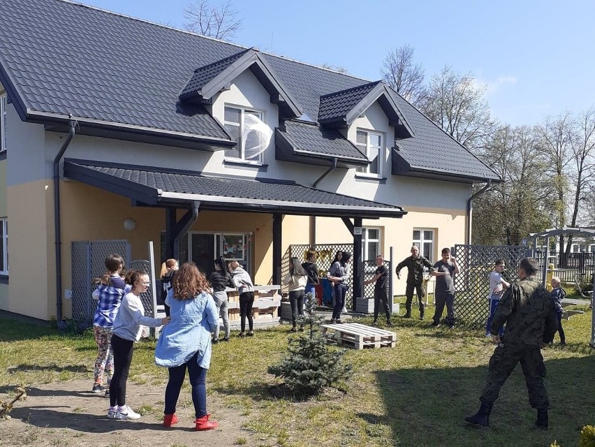 Wyszków. Terytorialsi odwiedzili Dom Dziecka. Codzienna gimnastyka poranna z młodzieżą to tylko jedna z wielu ich aktywności