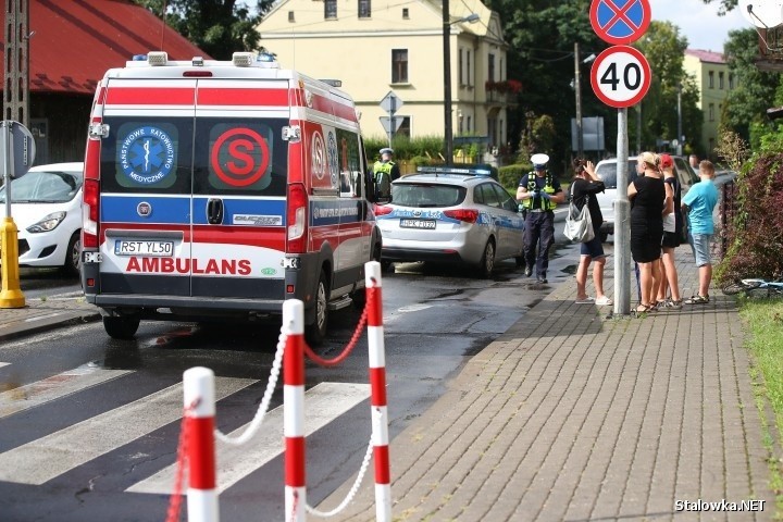 W Stalowej Woli samochód potrącił 9-letniego rowerzystę, który wjechał na przejście dla pieszych. Chłopiec jest ranny (ZDJĘCIA)