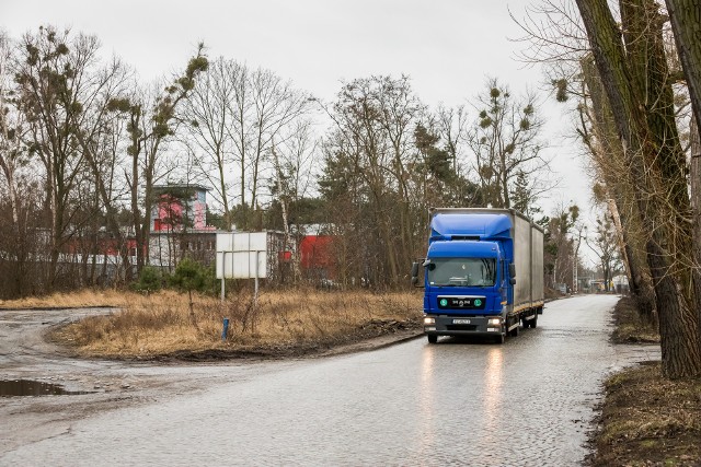 Wniosek o zmianę planu zagospodarowania złożyła firma mająca siedzibę przy tej ulicy, zaraz za nieistniejącym ogrodzeniem dawnych Zakładów Chemicznych Zachem. Chce się rozbudować na 1,5-hektarowym terenie.