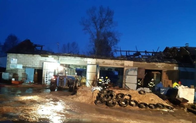 Zaręby Świechy. Olbrzymi pożar stodoło-obory. Strażacy walczyli z ogniem całą noc