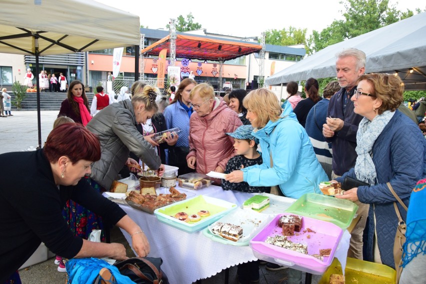 II Festiwal Kultury Lasowiackiej w Nowej Dębie: Jubileusz Cyganianek, kulinaria, pokazy i atrakcje dla publiczności. Oto zdjęcia