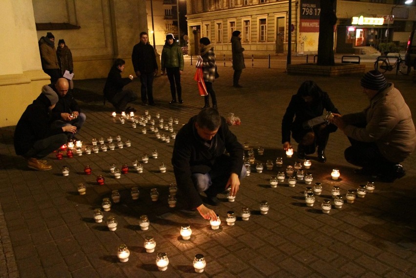 33. rocznica wprowadzenia stanu wojennego w Łodzi. Młodzi Demokraci czuwali pod pomnikiem [ZDJĘCIA]