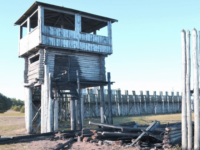 Dzięki szybkiej akcji strażaków spaliła się tylko część palisady i uszkodzona została wieża