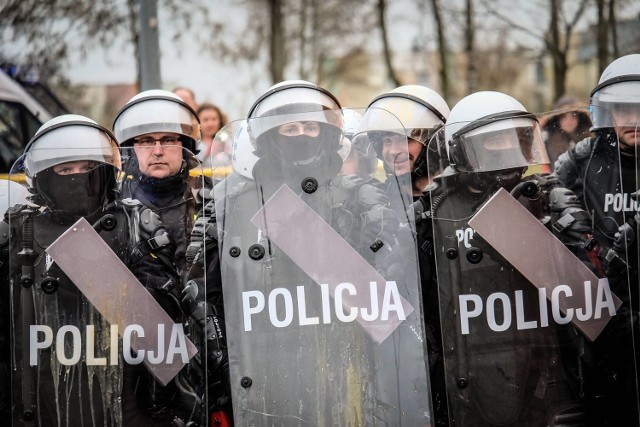 Po śmierci Pawła Klima mieszkańcy ulicy Barszczańskiej zorganizowali marsz, który przerodził się w zamieszki. W białostockich policjantów poleciały jajka, ziemniaki i kamienie.