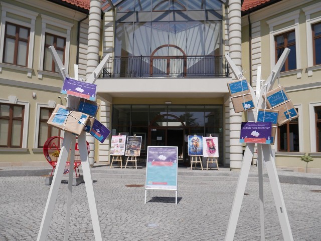 Akcja „uwalniania książek” trwa do wyczerpania zapasów. Tytuły które można zabrać do domu są dostępne w kilku punktach w centrum Wieliczki. Organizatorem projektu jest wielicka biblioteka