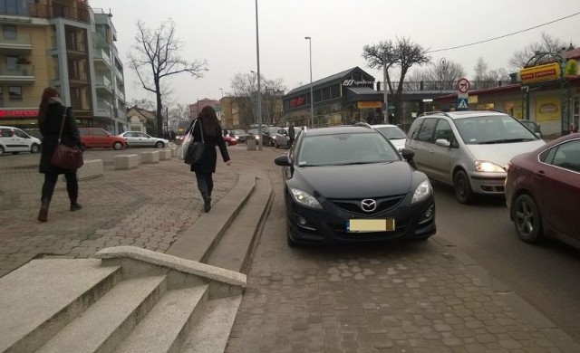 Mazda zajęła cały chodnik tuż przed gmachem, w którym urzęduje prezydent Białegostoku