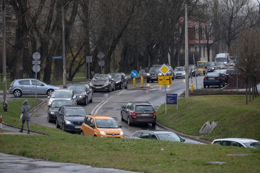 Kraków. Długi powrót z pracy. Kierowcy i pasażerowie stoją w korkach. Największe utrudnienia na południu miasta