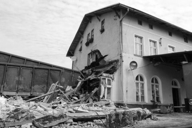 Pociąg jest jednym z najbezpieczniejszych środków komunikacji, a do wypadków na kolei dochodzi na szczęście rzadko. Od ostatniej głośnej katastrofy w Lubuskiem minęło 10 lat. Przypominamy największe tragiczne wypadki, do jakich doszło na torach w naszym regionie. Wideo: Pociąg zmiażdżył samochód osobowy. Policjant zginął na przejeździe kolejowym w Lubuskiem (materiał z 5 września 2020)źródło: TVN24/x-news