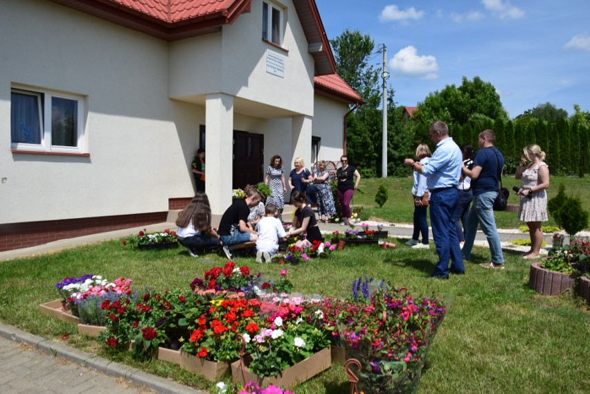 Kilkaset kwiatów otrzymały w prezencie Domy dla Dzieci i Młodzieży w Łoniowie. Otoczenie będzie tonęło w różnych barwach. Zobaczcie zdjęcia