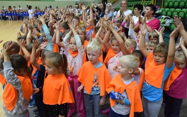 W hali widowiskowo-sportowej w Inowrocławiu odbyły się obchody Ogólnopolskiego Dnia Przedszkolaka. Uczestniczyły w nich dzieci z wszystkich miejscowych przedszkoli, tych administrowanych przez ratusz i prywatnych. Specjalnie dla przedszkolaków wystąpiły Kosmokwaki.