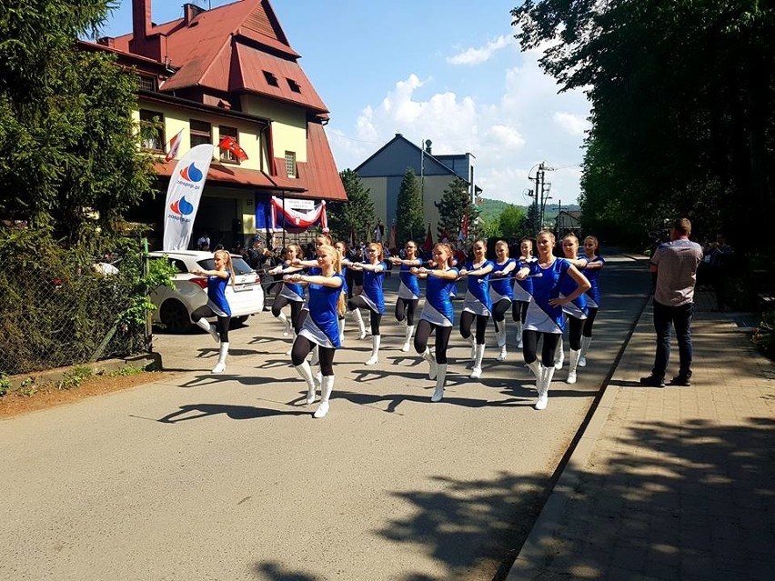 Pcim. Odłożyły (na chwilę) pompony, wzięły batony