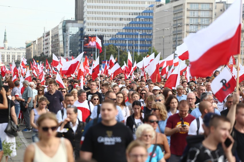 Marsz Powstania Warszawskiego 2019 przeszedł przez Warszawę [ZDJĘCIA] Była też kontrmanifestacja z tęczową flagą i symbolem Polski Walczącej