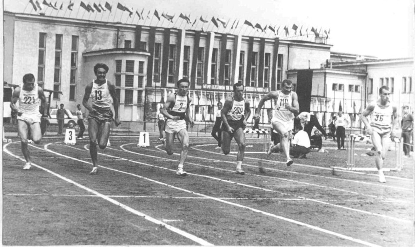 Jerzy Leszkiewicz biegnie (w środku z numerem 2)