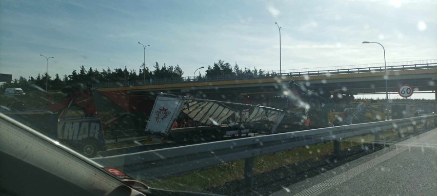 Samochód ciężarowy uderzy w wiadukt na drodze S3 w Zielonej...