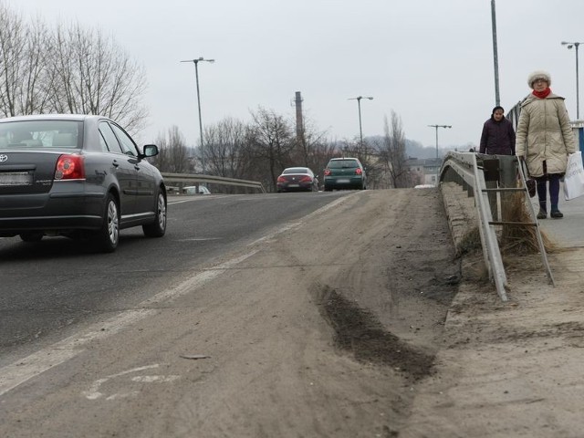 Ścieżka pomiędzy al. 3 Maja i ul. Wolności zostanie posprzątana, gdy tylko zakończy się zimowa akcja drogowców.   