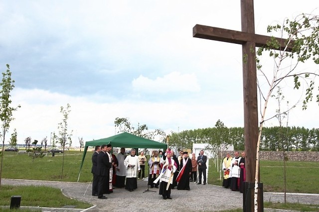 Uroczystości otwarcia cmentarza wielowyznaniowego przewodził ks. abp Andrzej Dzięga, Metropolita Szczecińsko-Kamieński. Wzięli w niej udział także kapłani rady ekumenicznej, pięciu wyznań, polskokatolickiego, ewangelicko-luterańskiego, prawosławnego, zielonoświątkowego, oraz grekokatolickiego.