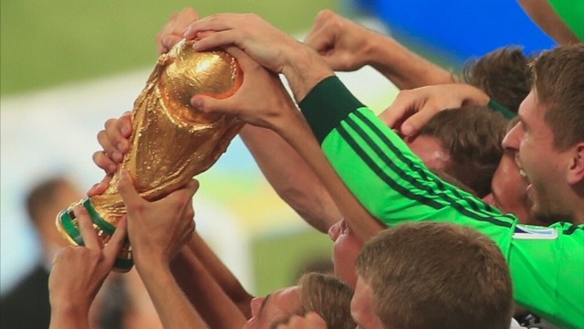 Europejskie Stowarzyszenie Klubów Piłkarskich oraz Europejskie Stowarzyszenie Lig Zawodowych proponują aby mistrzostwa świata w 2022 roku rozegrano wcześniej niż zwykle.