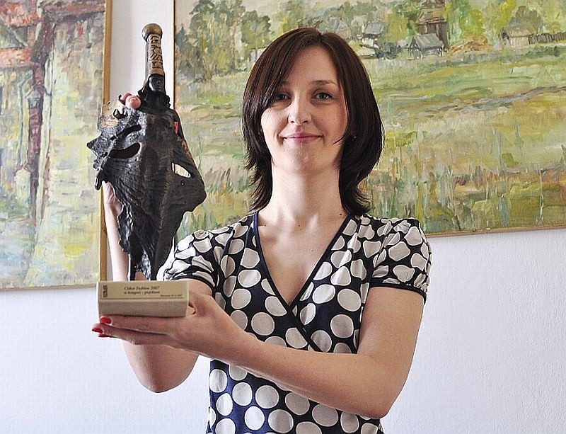 Kamila prezentuje nagrodę zdobytą w imprezie Oskary Fahion...