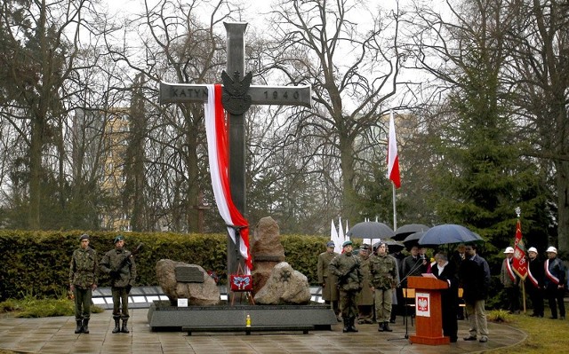 Wokół pomnika kompanie honorowe 12 Szczecińskiej Dywizji Zmechanizowanej oraz policji. Tylko kilka pocztów sztandarowych i około 20 osób z rodzin katyńskich. I to wszystko.