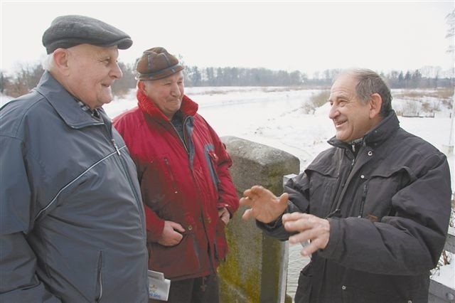 Edward Podolski (z prawej) z Towarzystwa Miłośników Lewina jeszcze kilkanaście lat temu opracował koncepcję punktu widokowego i wzgórza. - Cieszę się, że nasze nieśmiałe wówczas pomysły doczekają się realizacji. (fot. Tomasz Dragon)