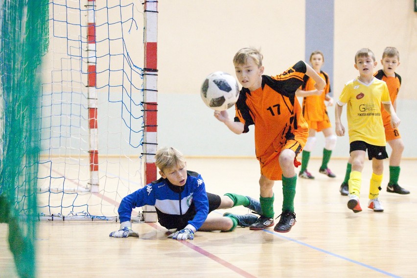 Dobry futbol młodych. Akademia Piłkarska Gryf (Czerwoni) Słupsk pierwsza [zdjęcia] 