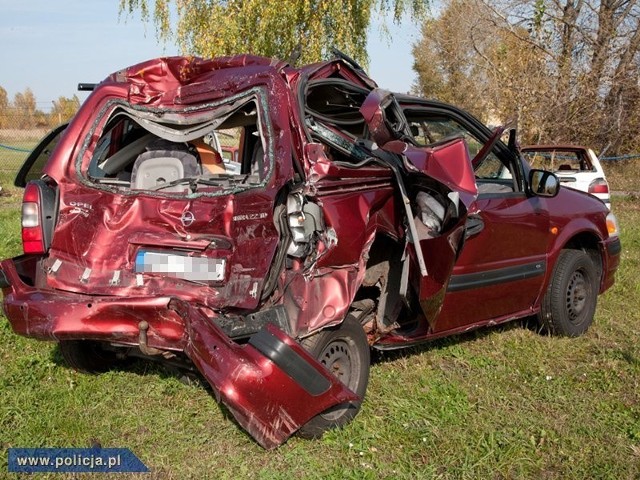 W tył dużego, rodzinnego samochodu, którym jechała matka z dwójką dzieci uderzyła ciężarówka. Na szczęście, wszyscy pasażerowie Opla mieli zapięte pasy bezpieczeństwa i nikomu nic poważnego się nie stało. źródło: policja.pl