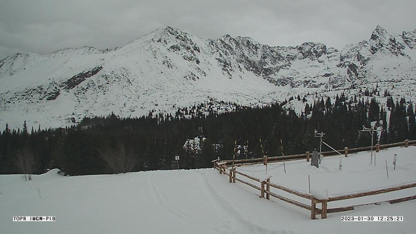 Tatry. Nadciąga zmiana pogody. Będzie silny wiatr i duży opad śniegu. Zagrożenie lawinowego będzie rosło 