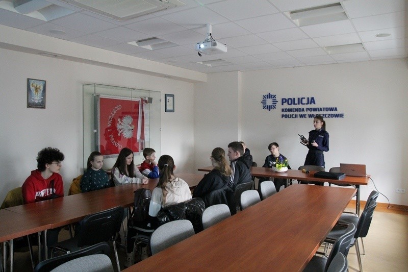 Uczniowie z Czarncy gośćmi we włoszczowskiej komendzie policji. Zobacz zdjęcia