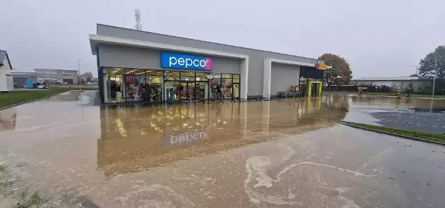 Wielkie rozlewisko na parkingu przed sklepami przy ulicy Pławieńskiej w Czaplinku zablokowało w czwartek dojście do obu placówek