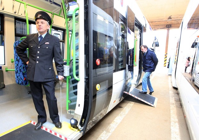 Dziś w szczecińskiej zajezdni Pogodno zostały zaprezentowane nowe tramwaje niskopodłogowe oraz sprzęt specjalistyczny do obsługi tramwajów.