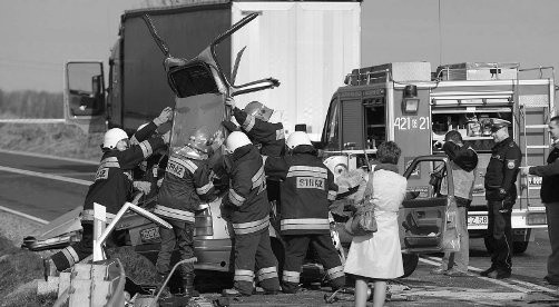 Śmiertelny wypadek pod Rzeczenicą, strażacy wydobywają zwłoki kierowcy i pasażerów