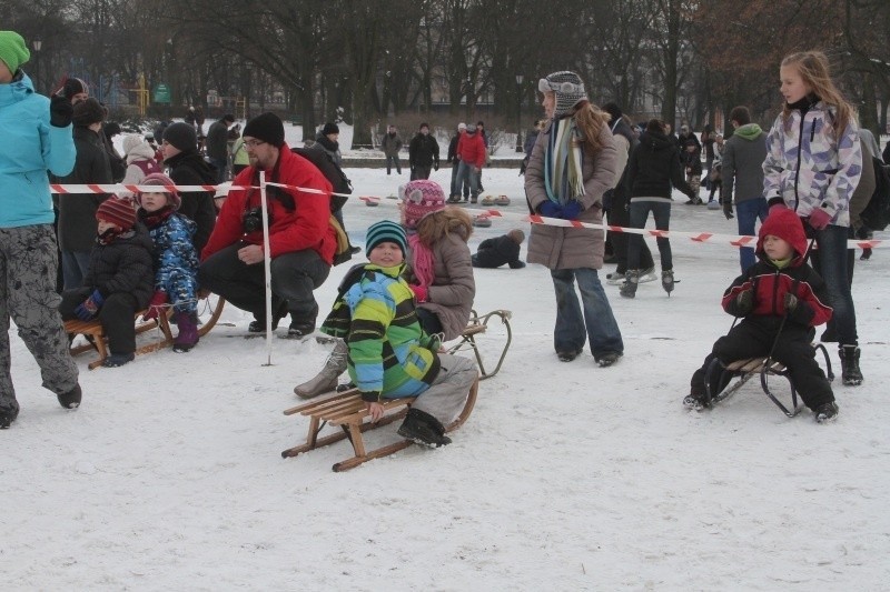 Śledź Winter Games w Parku Staromiejskim, czyli zabawa na nowym lodowisku [zdjęcia]