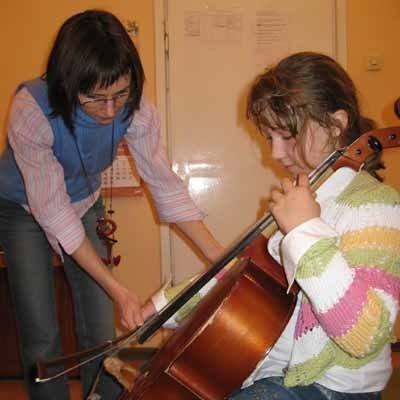 W żarskiej szkole muzycznej szlify zdobywają następcy wielkiego kompozytora. Na zdjęciu: Sylwia Kamzelska &#8211; Bronowicka uczy Natalię Kratiuk gry na wiolonczeli.