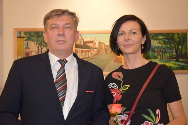 Na wernisaż zapraszają Justyna Soja - Sadowska i dyrektor biblioteki Dariusz Kowalczyk