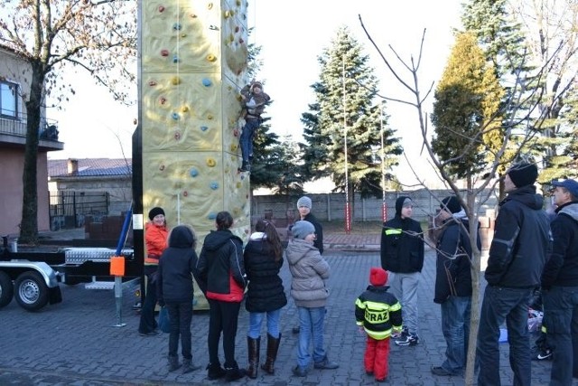 W Skaryszewie nie tylko dzieci mogą już wspinać się po ściance.