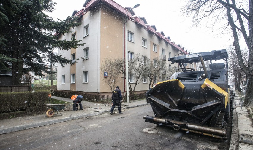 Trwają prace drogowe na ulicy Staszica w Rzeszowie.