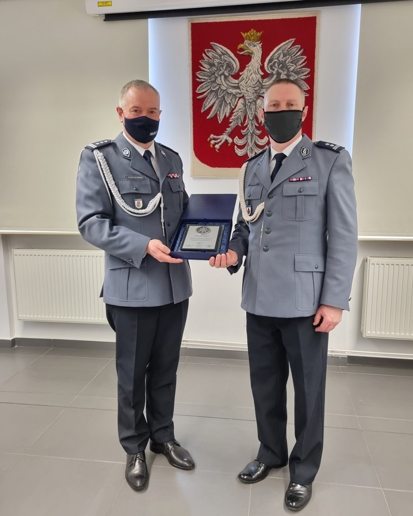 Były komendant KPP Sejny Marek Andrzej Bogdan (z prawej)...
