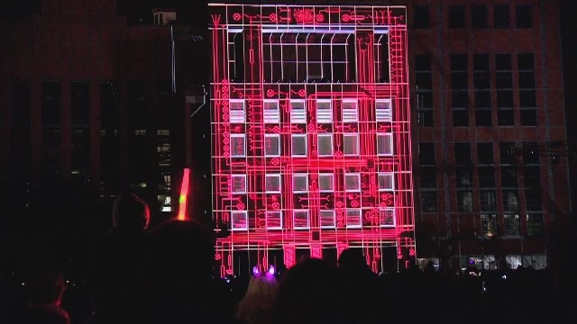W Łodzi trwa Light Move Festival. Imponujące pokazy świetlne rozświetliły ulice w mieście.